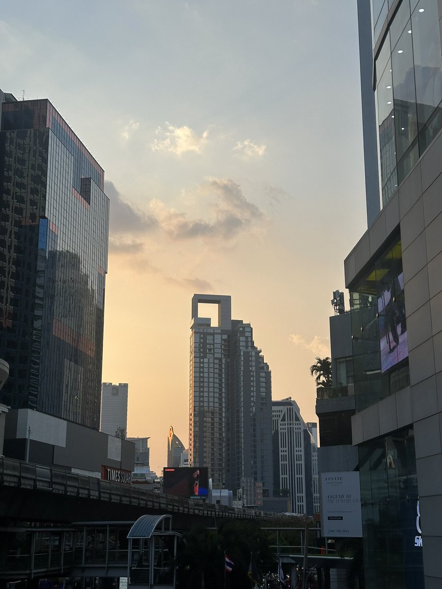 Sarude221's tweet photo. #bkk #bangkok https://t.co/iICLpb15CN
