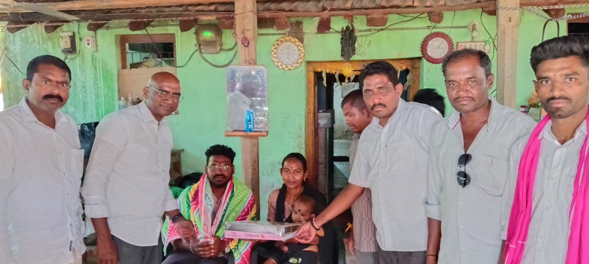 బెజ్జూరు మండల్ ఇప్పలగూడ గ్రామానికి చెందిన టిఆర్ఎస్ పార్టీ నాయకులు మహేష్ దంపతులకు కుమారుడి కేశఖండన కార్యక్రమం పాల్గొన్న టిఆర్ఎస్ పార్టీ రాష్ట్ర ప్రధాన కార్యదర్శి డాక్టర్ ఆర్ఎస్ ప్రవీణ్ కుమార్ సార్ గారు మరియు మండల అధ్యక్షులు సారయ్య గారు, నాయకులు మోహన్ గారు, బాబు గారు, శ్రీను గారు