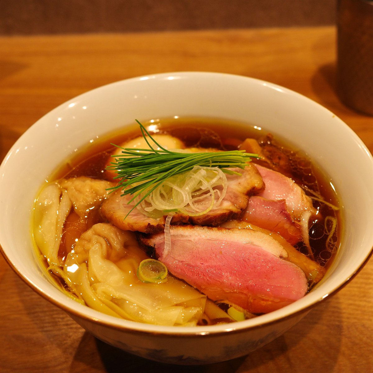 men_soup's tweet photo. らぁめん鴇
特製金華豚と比内地鶏の醤油

おおっと上げ忘れ
鴇さん久しぶりの鶏系
ふかーいお出汁感
肉が旨すぎる
めっちゃ美味しいそしてもう食べたい😋
全部飲んで完全勝利💪 https://t.co/rvIBlIPHaX