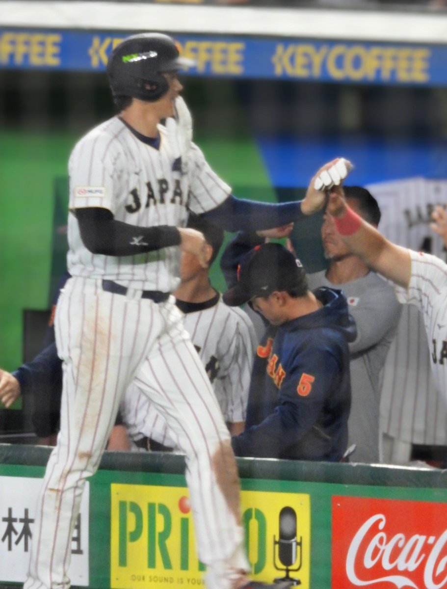_tamariba_'s tweet photo. 手袋くわえながらのハイタッチw　

2026.3.7 🇯🇵⚾️
#大谷翔平
#ShoheiOhtani https://t.co/fuJ8blYTUC