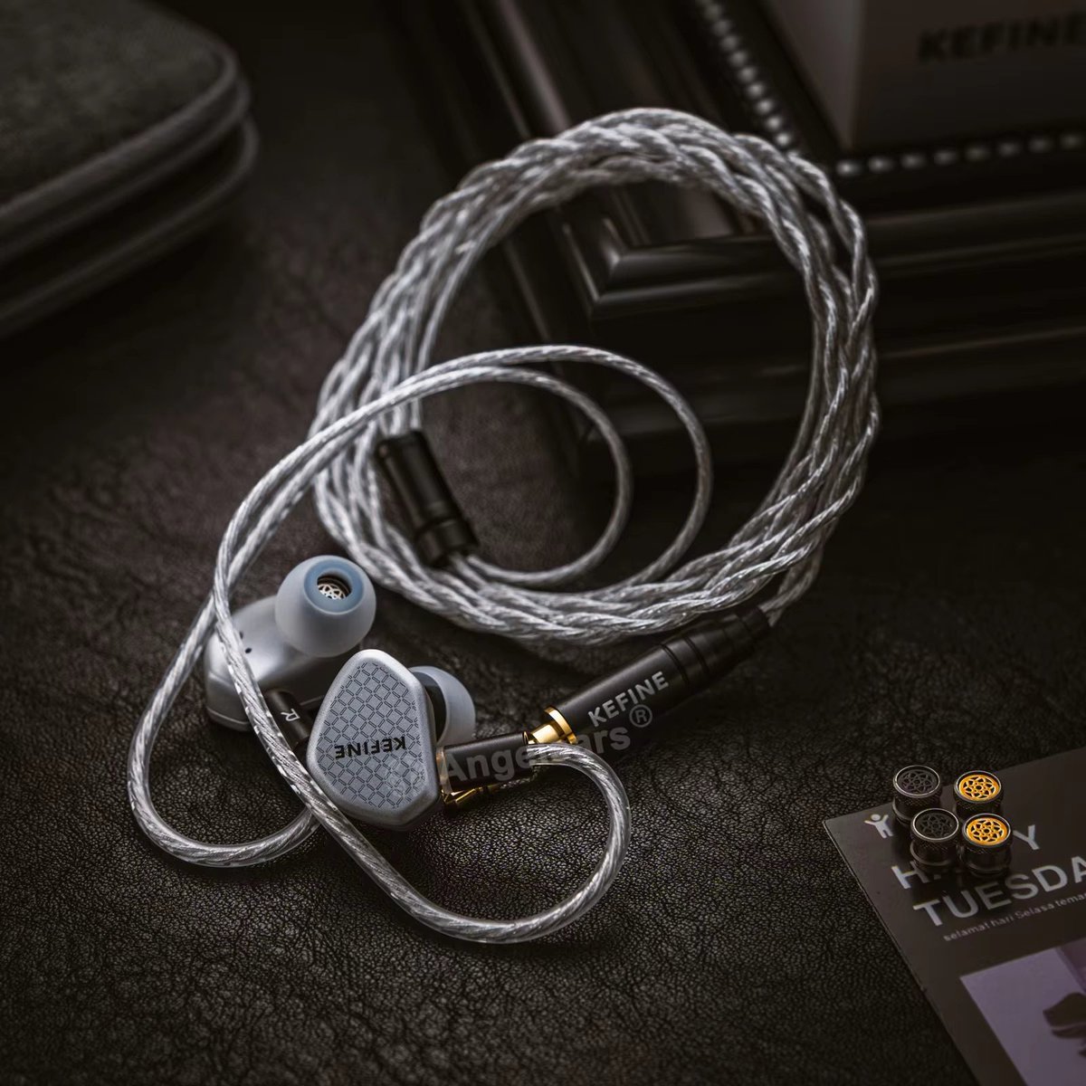 AngelearsChoice's tweet photo. 【🎧Kefine Kleanシリーズ 好評発売中!🔥】
https://t.co/roMIPYqRXp
SVとBlackの2モデル展開✨
◉ 10mm DLC振動板DD搭載
◉ ノズル交換でチューニング自由自在
◉ SPC銀メッキケーブル付属
◉ コスパ最強クラスのHi-Fiサウンド🎶
気になる人は急げ〜👀
#Kefine #KleanSV #KleanBlack #有線イヤホン #DLC振動板 #HiFi