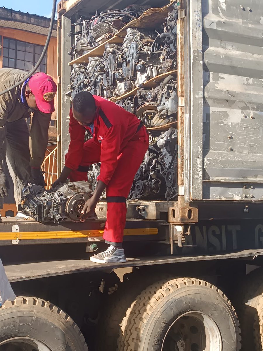 ignyharaz2's tweet photo. My guy amefanya repair ya engine mpaka akachoka buana. He decided to get a new one na seems engine no very cheap.

Lakini watu wako into business buana, you mean una ship. A whole container ya engines only na bado uko stable? https://t.co/DHrELXO9nV