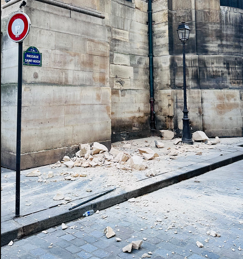 Bon ça va, pas de blessé ni de mort, juste des bouts de pierre du XVIIe siècle.
Paris peut continuer à tomber en ruine. 
Et le jour où, inéluctablement, ce sera beaucoup plus grave, on n'aura qu'à faire mine d'être sidéré et effondré.