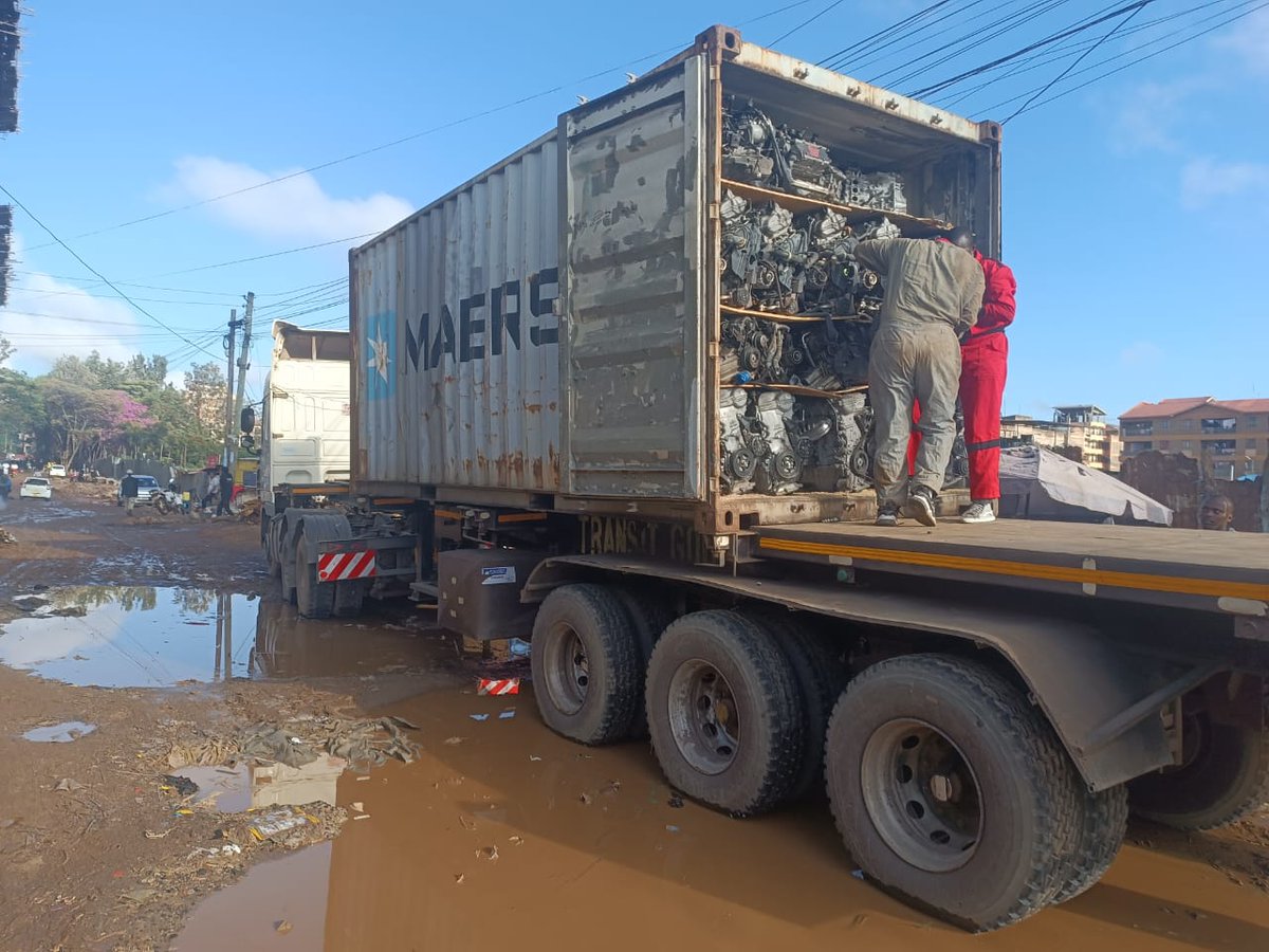 ignyharaz2's tweet photo. My guy amefanya repair ya engine mpaka akachoka buana. He decided to get a new one na seems engine no very cheap.

Lakini watu wako into business buana, you mean una ship. A whole container ya engines only na bado uko stable? https://t.co/DHrELXO9nV