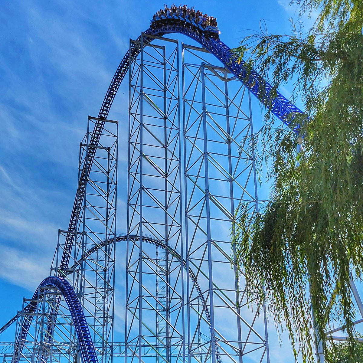 jsz1978's tweet photo. Millennium Force @cedarpoint ⚪🔵🎢
#millenniumforce #cedarpoint #sixflags #rollercoaster #photography #gigacoaster #intamin #steelcoaster #rollercoasterenthusiast #rollercoaster #rollercoasterphotography #coasters #coasterpics #amusementpark #samsunggalaxy #galaxyphotography https://t.co/xdv9tjYWME