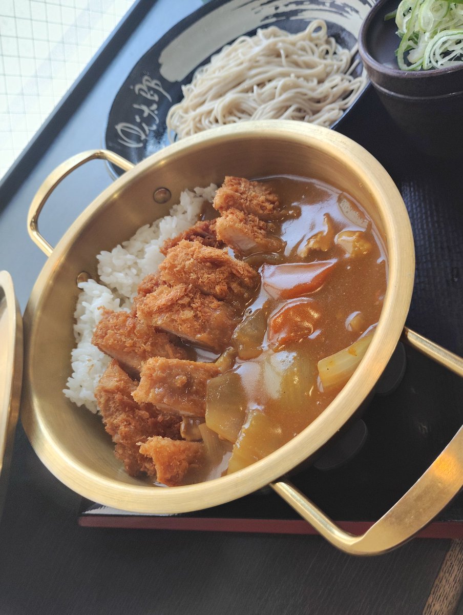 inuyome's tweet photo. ゆで太郎　倍盛カツカレーセット　鍋に入った倍量のカツカレーとそば　カレーは甘めでそば屋のカレーらしい和風なカレー　分厚いカツが2枚あるのでごはんも多いのにカツが残ってしまった　カツマネジメント失敗 https://t.co/XlR73fZgze