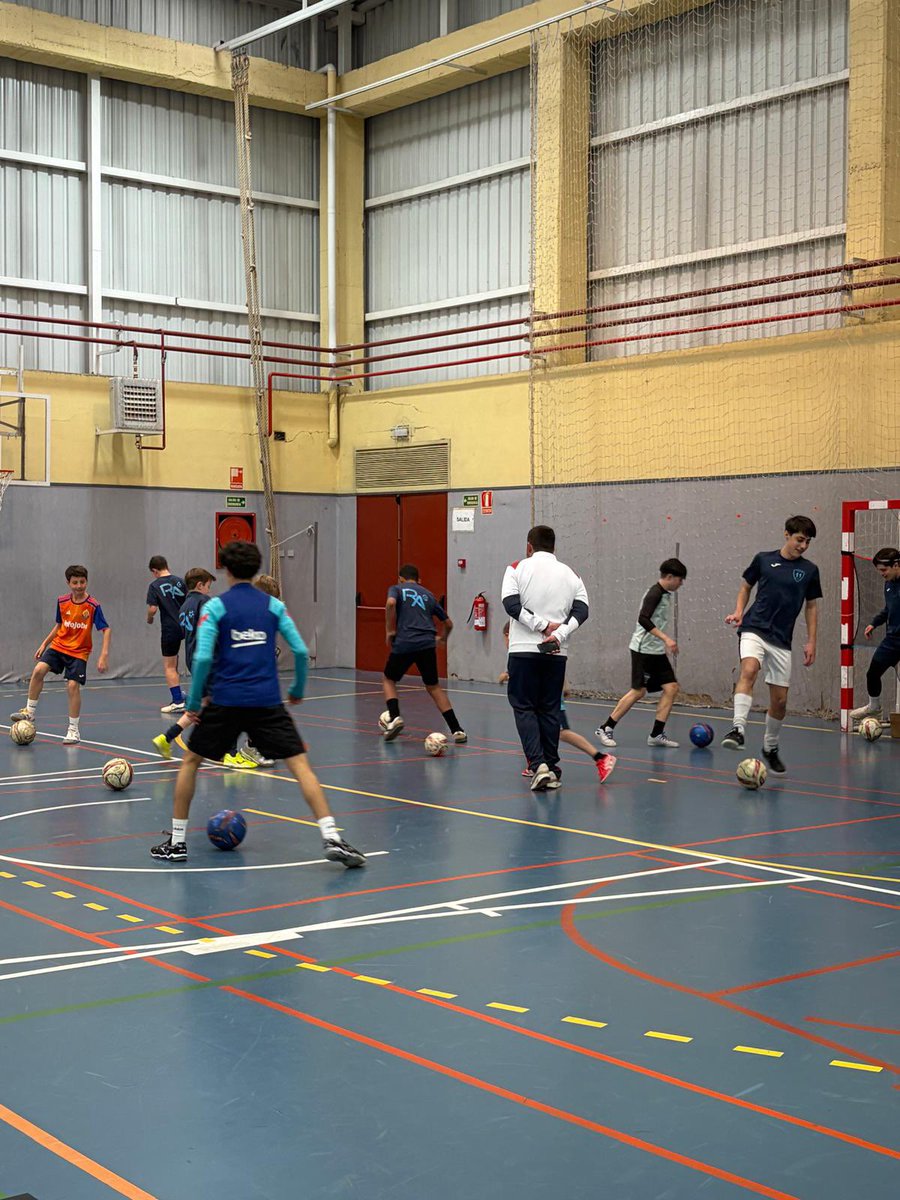 rivasatlantis's tweet photo. ⚽SESIÓN DE TECNIFICACIÓN⚽️
Ayer vivimos una sesión llena de fútbol sala, aprendizaje y muy buen ambiente en la pista.
Trabajamos mucha técnica y disfrutamos del fútbol sala como nos gusta.😊
👏 ¡Esperamos volver a veros pronto!
#RAFS #JuntosSomosEquipo #123Atlantis https://t.co/aMdGTDUwy7