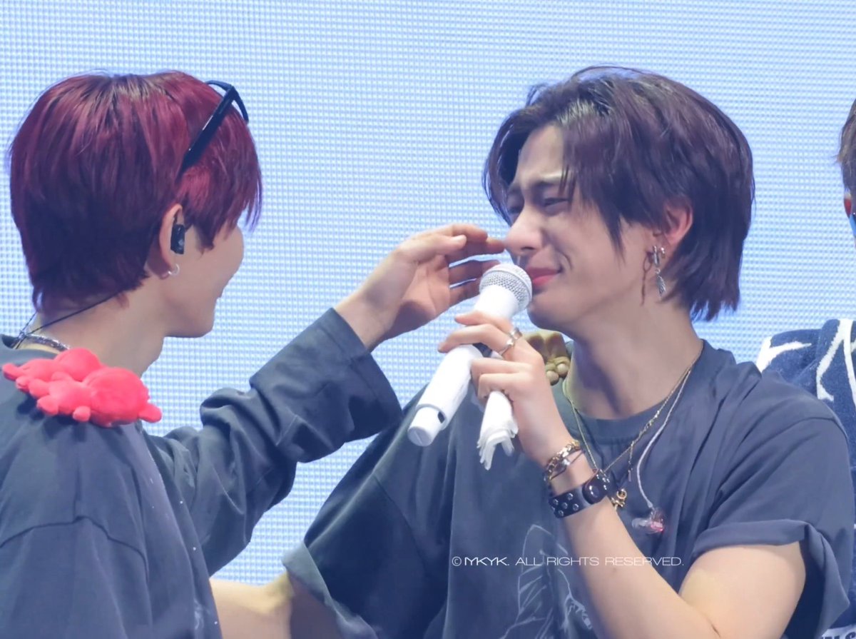 ตอนพี่โชร้องไห้น้องก็เดินไปนั่งปลอบ ดูแววตาสิ🥺 พอน้องร้องไห้พี่โชก็เช็ดน้ำตาให้เลย ยิ่งเช็ดยิ่งร้อง แอนตันเหมือนเด็กน้อยของพี่มากก ฮือ เด็กพวกนี้รักกันมากจริงๆ น้องข้าวน่ารักจัง😭