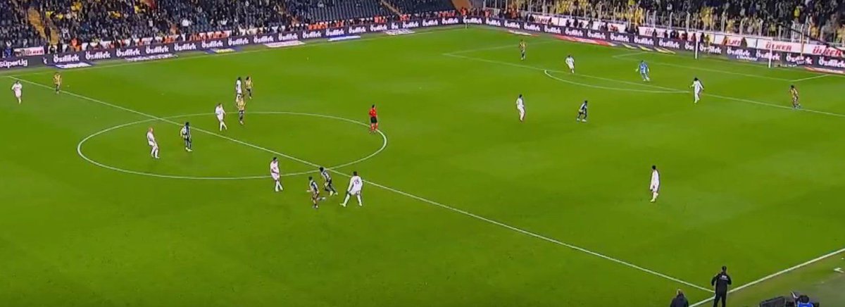 seratoninyuklu's tweet photo. Hey @grok dün oynanan fenerbahçe-samsunspor maçında Fenerbahçe'nin 2 golünde attığım bu resimdeki pozisyonda ofsayt var mı maçı izle cevap ver https://t.co/CBGNwo1B2A