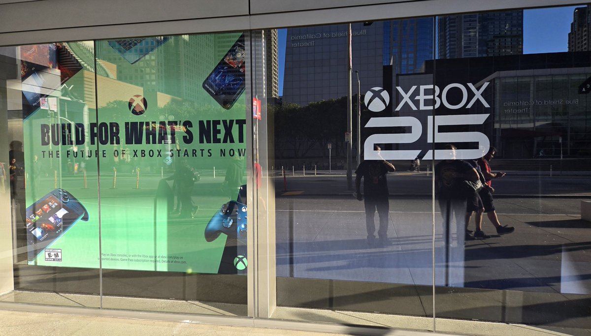 LegionLooterana's tweet photo. 🚨 ¡BOMBAZO EN LA GDC 2026! 🚨

🔥🎮 Xbox acaba de empapelar el evento con un aviso definitivo: 

🤯 "El futuro de Xbox comienza ahora" 🟢✨

👉🏻 Este miércoles 11 se destapan los detalles de PROJECT HELIX: la CONSOLA de nueva generación que promete reproducir juegos de Xbox... ¡Y DE PC! 🤯🎮💻

📸 LordCognito

🤔 ¿Te ilusiona la consola Project Helix?  👇👀
#Xbox #ProjectHelix #GDC2026 #Gaming #XboxNews #GamingNews