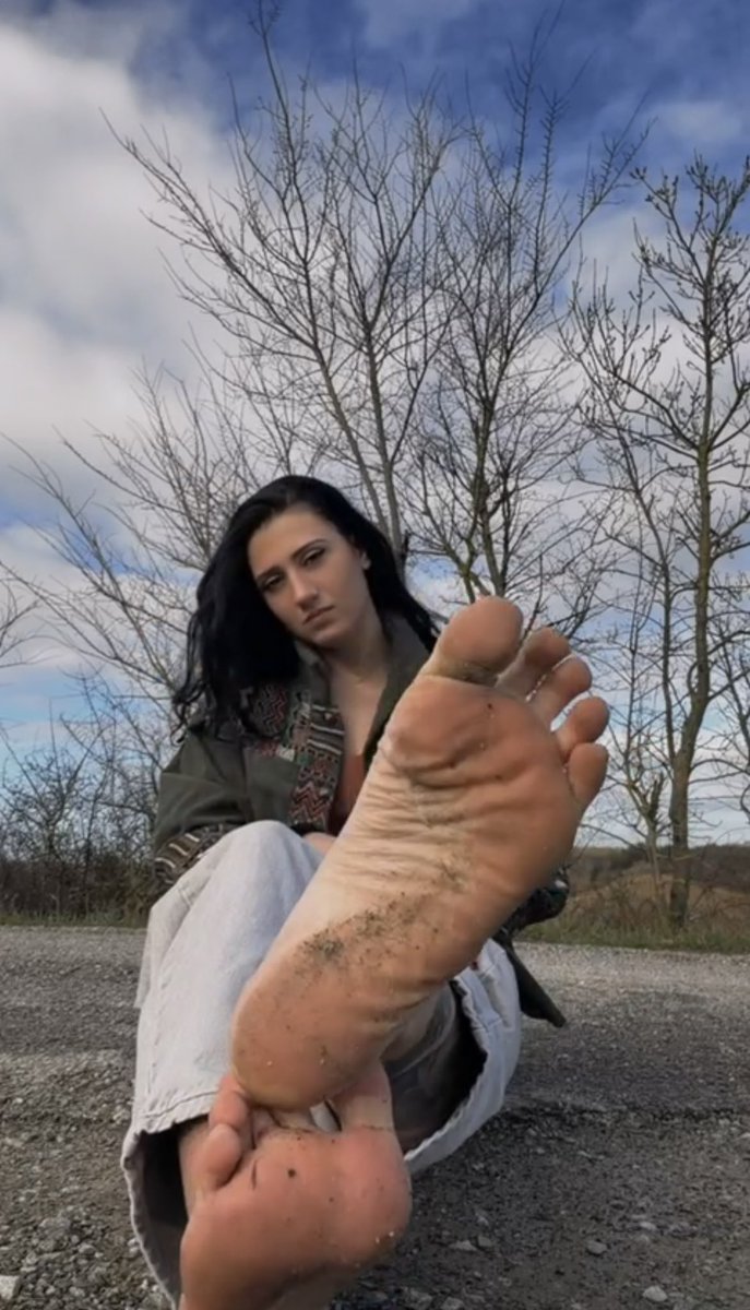 Hello les toutous 🐕

Aller venez nettoyer mes dessous de pieds avec votre langue de chienne