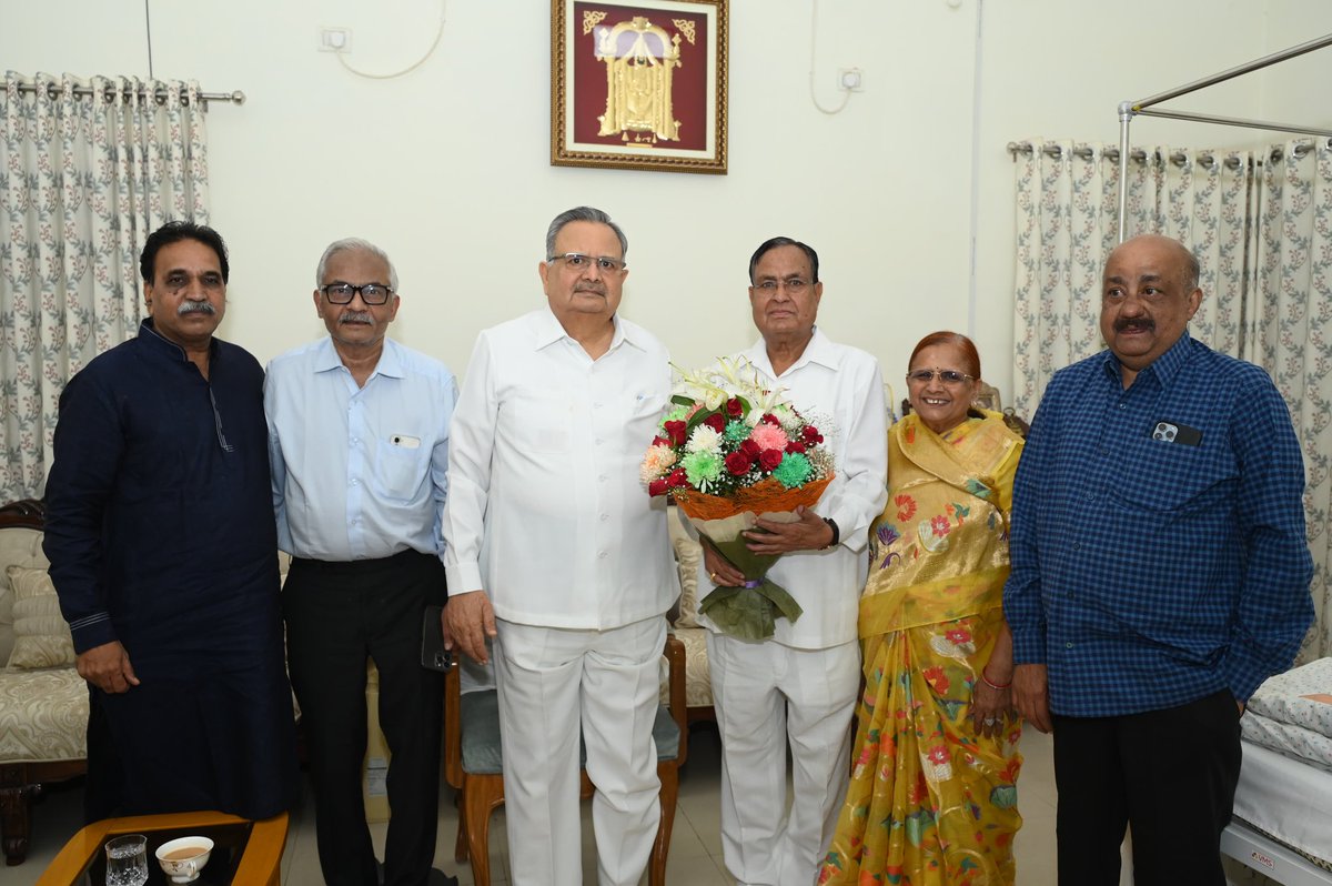 वरिष्ठ भाजपा नेता एवं पूर्व विधानसभा अध्यक्ष श्री गौरीशंकर अग्रवाल जी तथा रायपुर पश्चिम विधायक और पूर्व मंत्री श्री राजेश मूणत जी ने स्पीकर हाउस स्थित निवास पहुंचकर आत्मीय मुलाकात की और स्वास्थ्य की जानकारी ली।
उनके स्नेह, आत्मीयता और शुभकामनाओं के लिए हृदय से आभार।