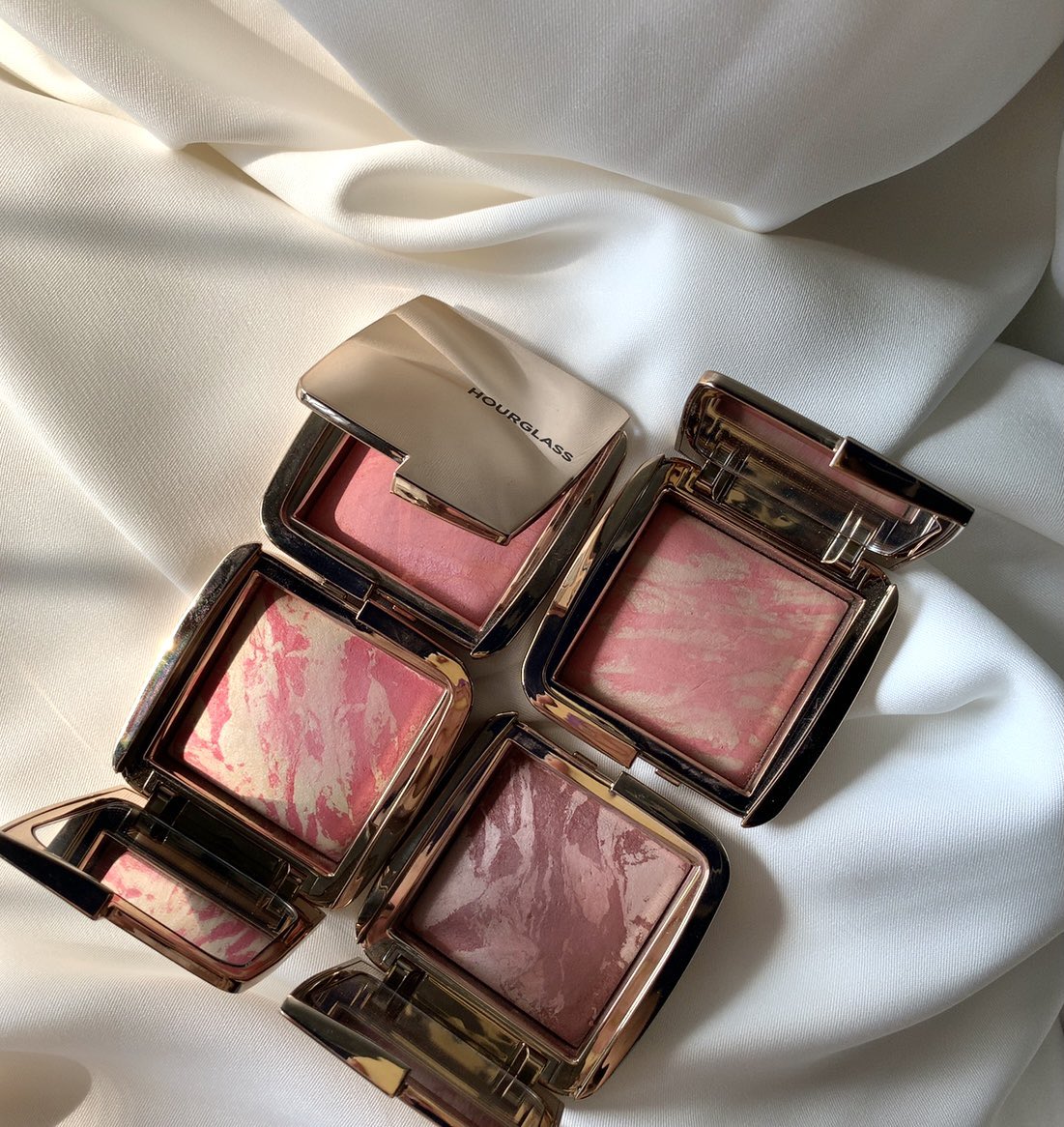 KucingSpill's tweet photo. Kalau Mincing ga sering ngulik dunia makeup, mungkin nggak bakal nemu hidden gem toko-toko kayak gini 😭✨
Toko yang akhirnya jadi langganan bgt karena trusted, produknya authentic, dan yang paling bikin bahagia… bisa dapet makeup high-end dengan harga yg jauh lebih masuk akal. https://t.co/OKnb06iJTq