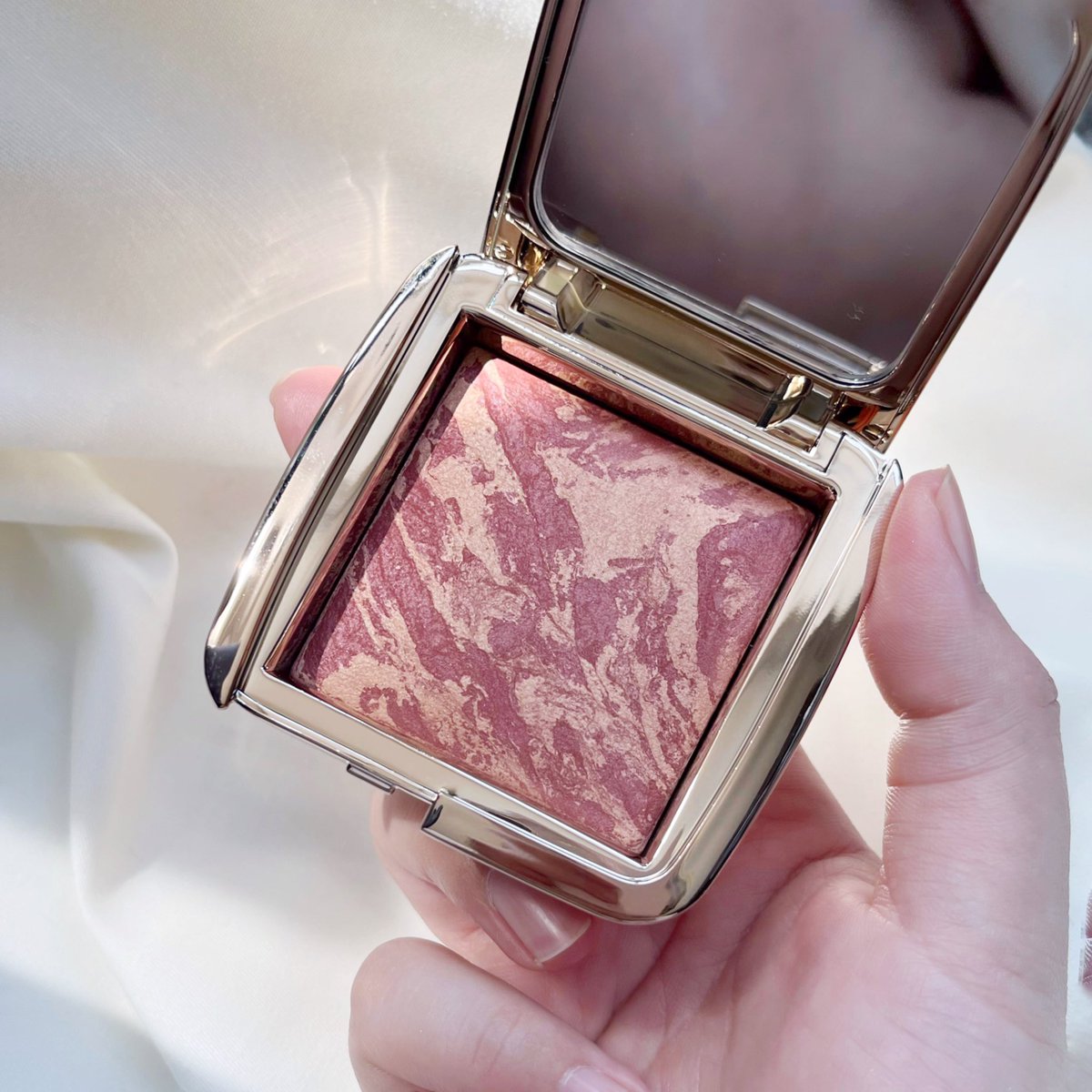 KucingSpill's tweet photo. Kalau Mincing ga sering ngulik dunia makeup, mungkin nggak bakal nemu hidden gem toko-toko kayak gini 😭✨
Toko yang akhirnya jadi langganan bgt karena trusted, produknya authentic, dan yang paling bikin bahagia… bisa dapet makeup high-end dengan harga yg jauh lebih masuk akal. https://t.co/OKnb06iJTq