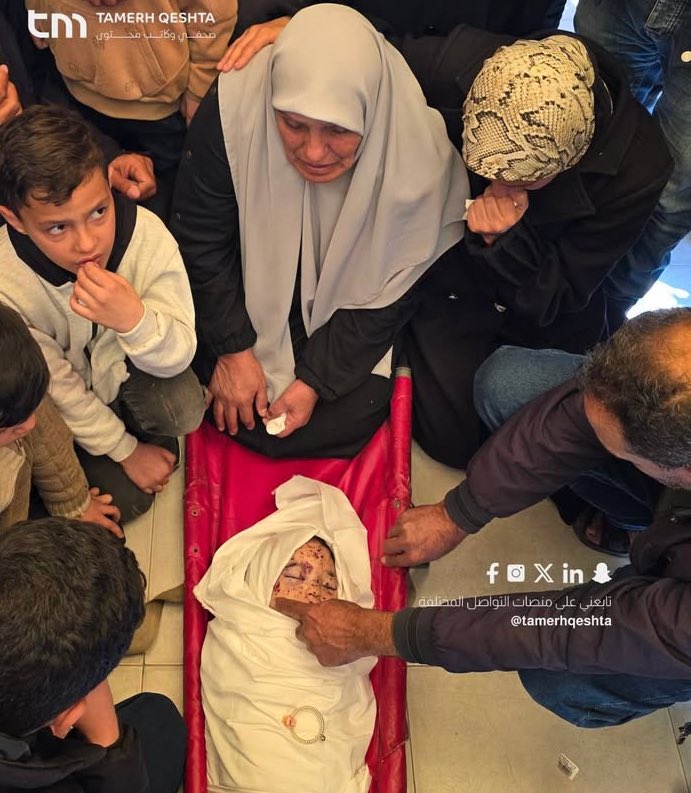 gazanotice's tweet photo. 🚨BREAKING: The body of child Julia Ahmed Al-Qudra is being carried in farewell after she died from wounds sustained in an Israeli strike in central Khan Younis, southern Gaza Strip, one day after the same attack killed her father. https://t.co/1lxoWNhH3J