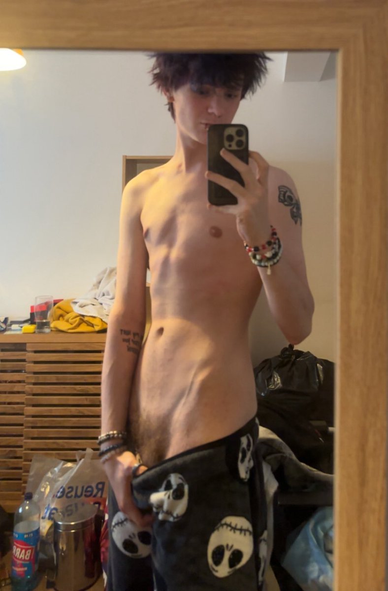 jayjaymonarch's tweet photo. don’t mind the mess in the background 😭💀 https://t.co/pSVP4ikb6w