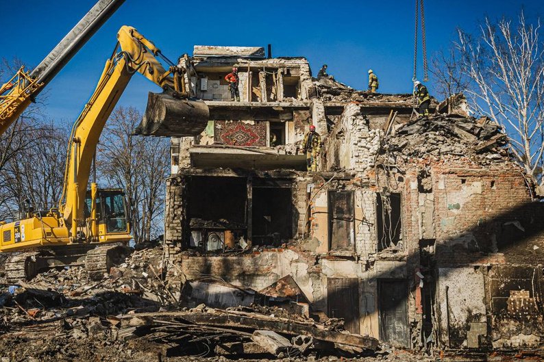 ukraine_world's tweet image. Rubble Cleared in #Kharkiv After Russian Strike

On the night of March 7, #Russian forces launched a missile strike on a residential multi-storey building in Kharkiv.
As a result of the attack, one section of the building was completely destroyed.

Interior Minister Ihor Klymenko
