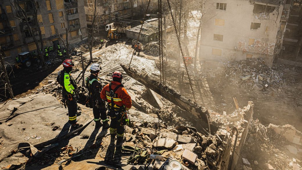 ukraine_world's tweet image. Rubble Cleared in #Kharkiv After Russian Strike

On the night of March 7, #Russian forces launched a missile strike on a residential multi-storey building in Kharkiv.
As a result of the attack, one section of the building was completely destroyed.

Interior Minister Ihor Klymenko