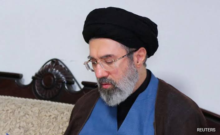 RaziTahirPak's tweet photo. یہ سید مجتبی حسینی خامنہ ای ہے
قتل کیے گئے والدین کا بیٹا
قتل کی گئی بیوی کا شوہر
قتل کیے گئے بیٹے کا باپ
قتل کی گئی بھتیجی کا چچا
قتل کیے گئے بہن بھائیوں کا بھائی

اور محاصرے میں گھری ہوئی ایک قوم کا رہنما۔۔۔!!

گزشتہ قاتلانہ حملے میں زخمی ہونے کے باوجود، اور مسلسل نئے قاتلانہ حملوں کے خطرے کے سائے میں ایران کی مجلس خبرگان نے انہیں ایران کی قیادت کی ذمہ داری سونپ دی ہے۔

یہ وہ شخص ہے جو ذاتی المیوں، قربانیوں اور مسلسل خطرات کے باوجود اب ایک محصور قوم کی قیادت کا بوجھ اپنے کندھوں پر اٹھا رہا ہے۔

آپ موروثیت کہہ لیں، ہم اسے حسینیت کہتے ہیں۔

~ رضی طاہر