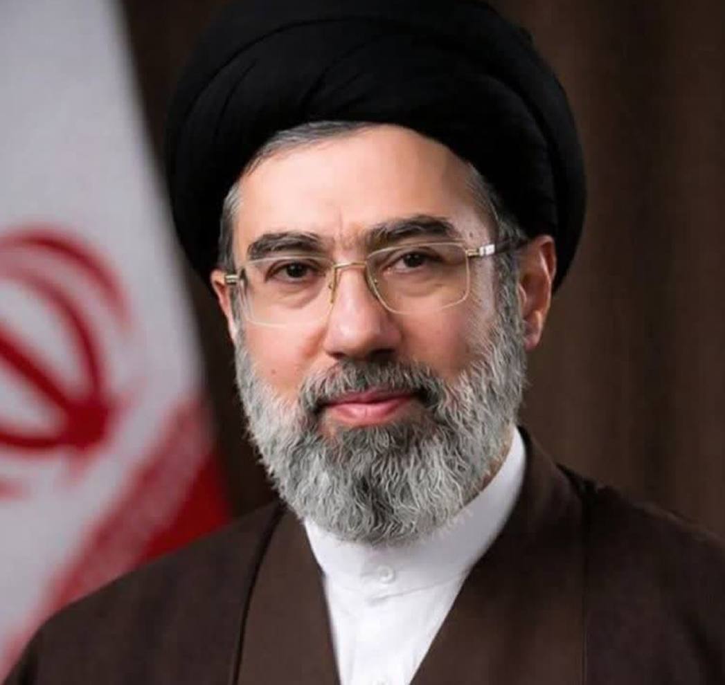 چه مبارک سحری بود و چه فرخنده شبی
آن شب قدر که این تازه براتم‌ دادند.
#خامنه_ای_دیگر