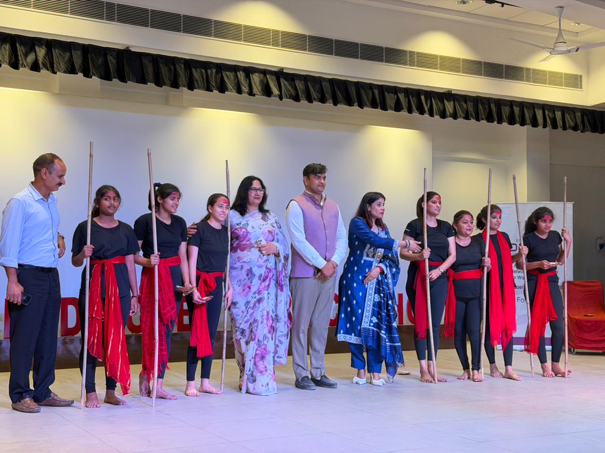 Mission7374's tweet photo. Highlights from a powerful dance performance at Sadak Utsav 3.0 today. A vibrant celebration of talent and the spirit of women's day in Red Roses Public School, Palam Vihar, Gurugram 💗

Swipe for the magic! ➡️✨

#womanhood #womensdayspecial #danceperformance #dancecover https://t.co/jpHHuPc49d