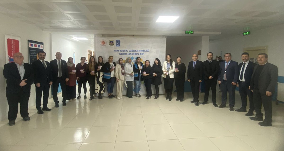 HatayDSM's tweet photo. 8 Mart Dünya Kadınlar Günü dolayısıyla müdürlüğümüzde görev yapan kadın personellerimize, Müdürümüz Serkan Üncü tarafından çiçek takdim edildi. 
Emekleri, özverileri ve katkılarıyla kurumumuza değer katan tüm kadın çalışma arkadaşlarımızın 8 Mart Dünya Kadınlar Günü kutlu olsun. https://t.co/c94utxTBXg