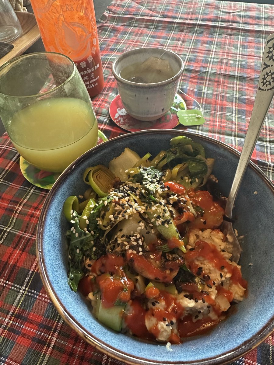 Some savoury oats to start the day with some amazing brown rice tea.

May y’all have a fantastic fascist-free Monday x