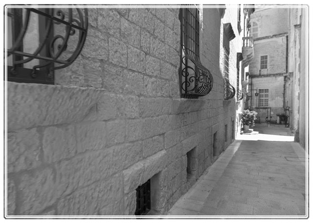 photos_dsmith's tweet photo. The #sandstone #citywalls showing #ornate #windowframes in the #city of #Mdina in the centre of #Malta. Many of the #traditional features still exist and are heavily #protected to #preserve the #history of the area #cityphotography #cityscape #photography #architecture https://t.co/Yor5WtpD9P