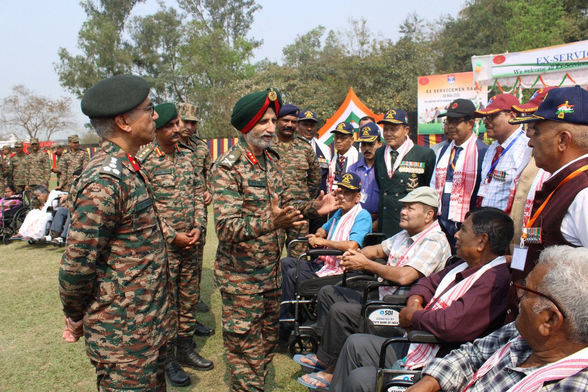 GajrajCorps_IA's tweet photo. Mega Ex-Servicemen Rally at Ghoramari, Assam 🇮🇳

@GajrajCorps_IA hosted a Mega Ex-Servicemen Rally at Ghoramari, Assam, bringing together more than 3000 Esteemed Veterans, Veer Naris & families from Biswanath & Sonitpur.

46 welfare stalls delivered SPARSH pension support, medical aid, livelihood guidance & financial advisory. Wheelchairs, hearing aids & customised Tri-Scooter were presented to disabled veterans, while many soldiers & citizens donated blood to save precious lives.

@GajrajCorps_IA ने असम के घोरामारी में एक बड़ा एक्स-सर्विसमैन रैली आयोजित की। इसमें बिस्वनाथ और सोनितपुर से लगभग 3000 पूर्व सैनिक, वीर नारियां और उनके परिवार शामिल हुए।

46 सहायता स्टॉल लगाए गए, जहाँ SPARSH पेंशन की मदद, चिकित्सा सहायता, रोज़गार से जुड़ी सलाह और वित्तीय सलाह दी गई। दिव्यांग पूर्व सैनिकों को व्हीलचेयर, हियरिंग एड और एक कस्टमाइज्ड ट्राइ-स्कूटर दिया गया। कई सैनिकों और नागरिकों ने रक्तदान भी किया। 

@adgpi
@easterncomd
@prodefgau 
@mygovassam 
@SpokespersonMoD 
@GajrajCorps_IA 
@DIAV20