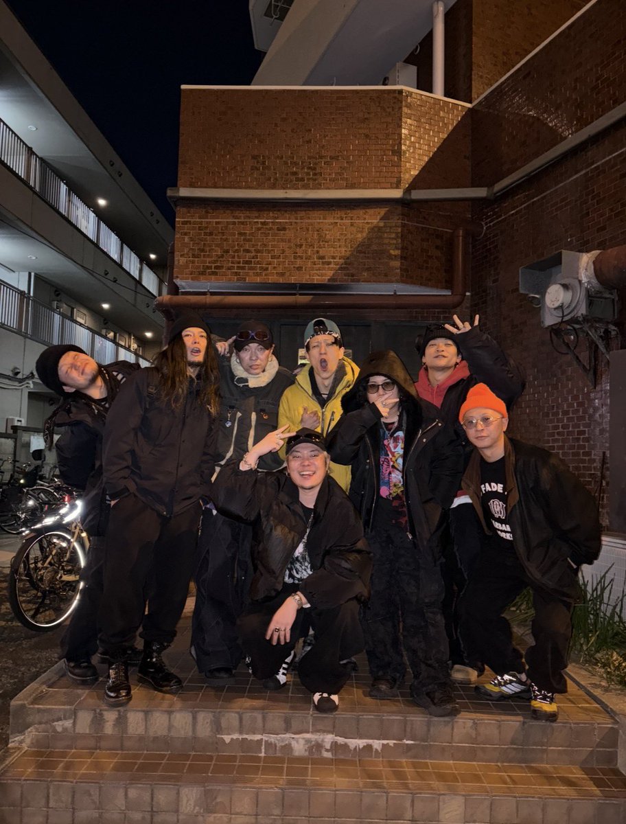 JUBEE_CDS's tweet photo. 俺はずっとHIPHOPである事、ROCKである事を大事にしてきた。
けど、その間のグレーはやってこなかった。

カルチャーにリスペクトがあるからこそ、
ラッパー、バンドマンとしてちゃんと成りきろうとしていた。

でもずっとそれが引っ掛かっていた。

2025年の1年間、自分と向き合った結果
その真ん中のグレーをやろうと思った。

それがRAP ROCKERS。

正直、まだRAP ROCKERSが何なのか
自分でも全部わかっているわけじゃない。

それは俺一人で作るものじゃなくて、
みんなと一緒に作っていくムーブメントだと思ってる。

HIPHOPもROCKもダンスミュージックも好きな人、きっと沢山居るはず。

そんなグレーな人達を増やして、
ジャンルとかくだらない垣根を壊していきたい。

そして今回は初のバンドセット。

仕事としてお願いすれば、
サポートミュージシャンは集めることができるかもしれないけど、
それはやりたくなかった。

AFJBの活動を通してライブハウスで出会い、俺の音楽に共鳴してくれたバンドマン達に今回お願いした。

このメンバーで挑戦します。

先日初リハーサルに入ったけど、思ったよりバンドは難しい。

でも俺は挑戦するのが好きだし、挑戦する姿を見て勇気をもらえる人がいたら嬉しい。

5/1
Spotify O-WEST

これは
RAP ROCKERSの始まりの日。

俺たちは全力でぶつかりにいくから、
絶対に来てくれ。

🎫https://t.co/SACDvuA3GG