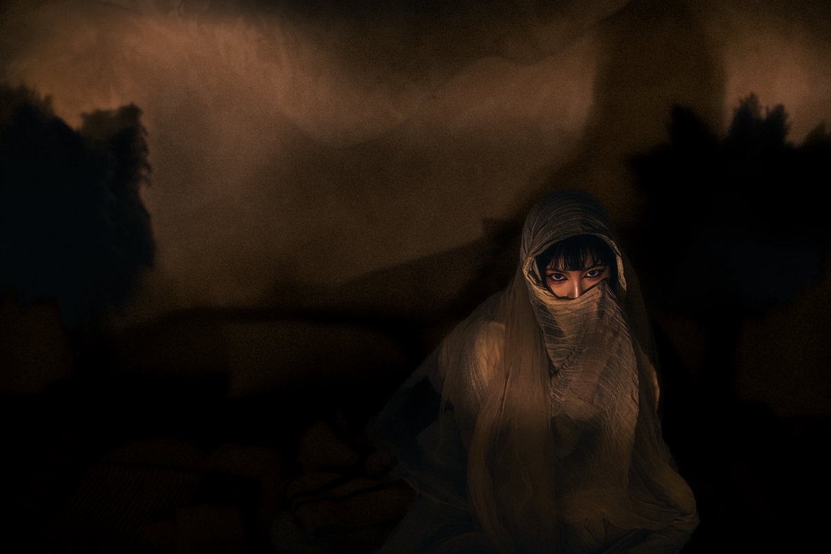 「闇を行く旅人」

夢々さん　<a href="/Mikael_56_Mumu/">夢々🌸【4月自主企画】4月撮影募集中</a> 

夢々さん、こういうの似合ますね〜👍
これセットを組んだ訳ではなく、四谷三丁目の砂のあるスタジオで室内の正面奥の壁を背景に撮ってます😎
シマ・シマ子さんにスタジオシェアさせて頂きました。
ありがとうございました🙂

<a href="/sima_simaco/">シマ・シマ子🦓📷</a> 
#夢々