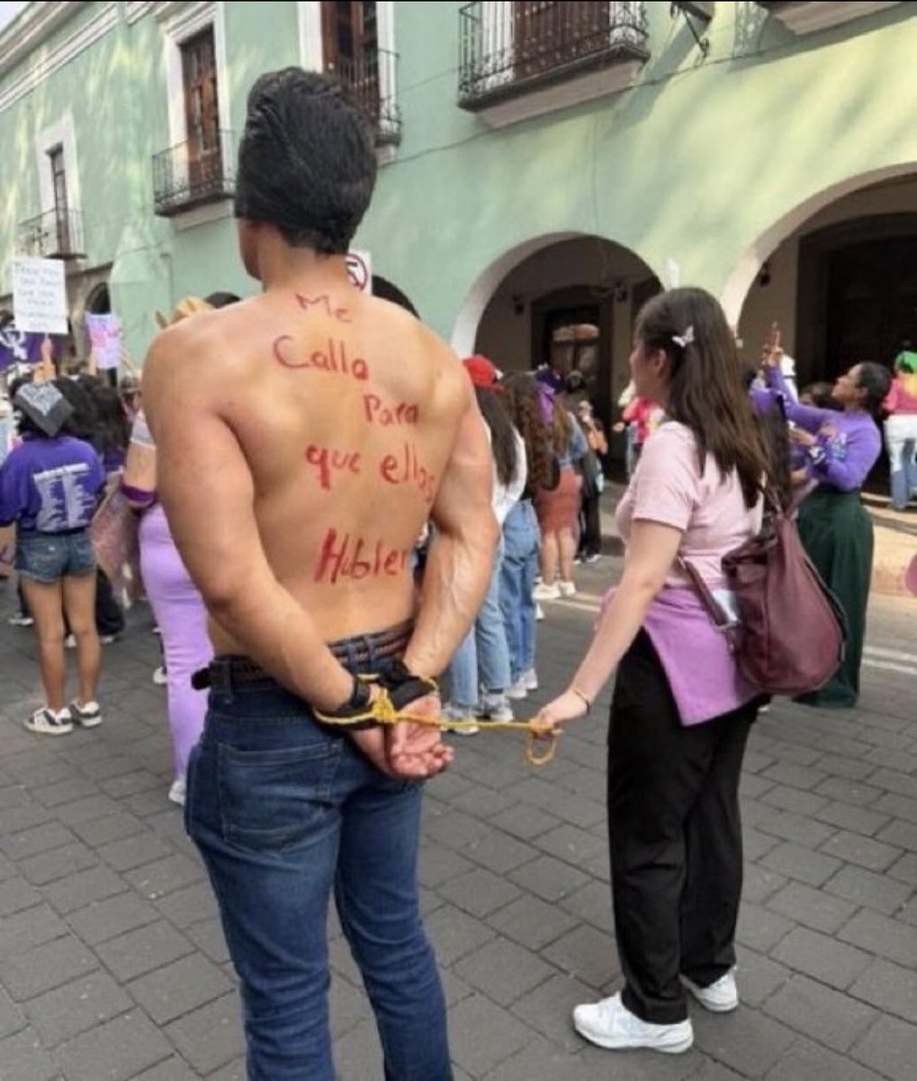Albertopugilat's tweet photo. 🔴Aliado feminista acude a la manifestación del 8M con la frase “me callo para que ellas hablen”, escrita en la espalda.

Resulta que se encuentra con su su ex pareja y ésta le recrimina que no cumple con la pensión alimenticia del hijo que tienen en común. https://t.co/EdwxOgPA7k