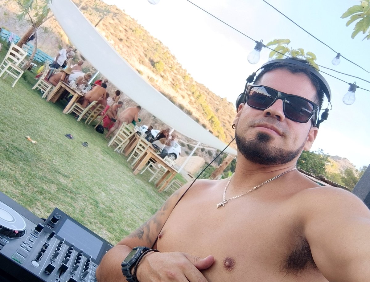 Sin Dj no hay fiesta! 
Feliz día del DJ 😎
#NudismoSocial #NudismoAndaluz