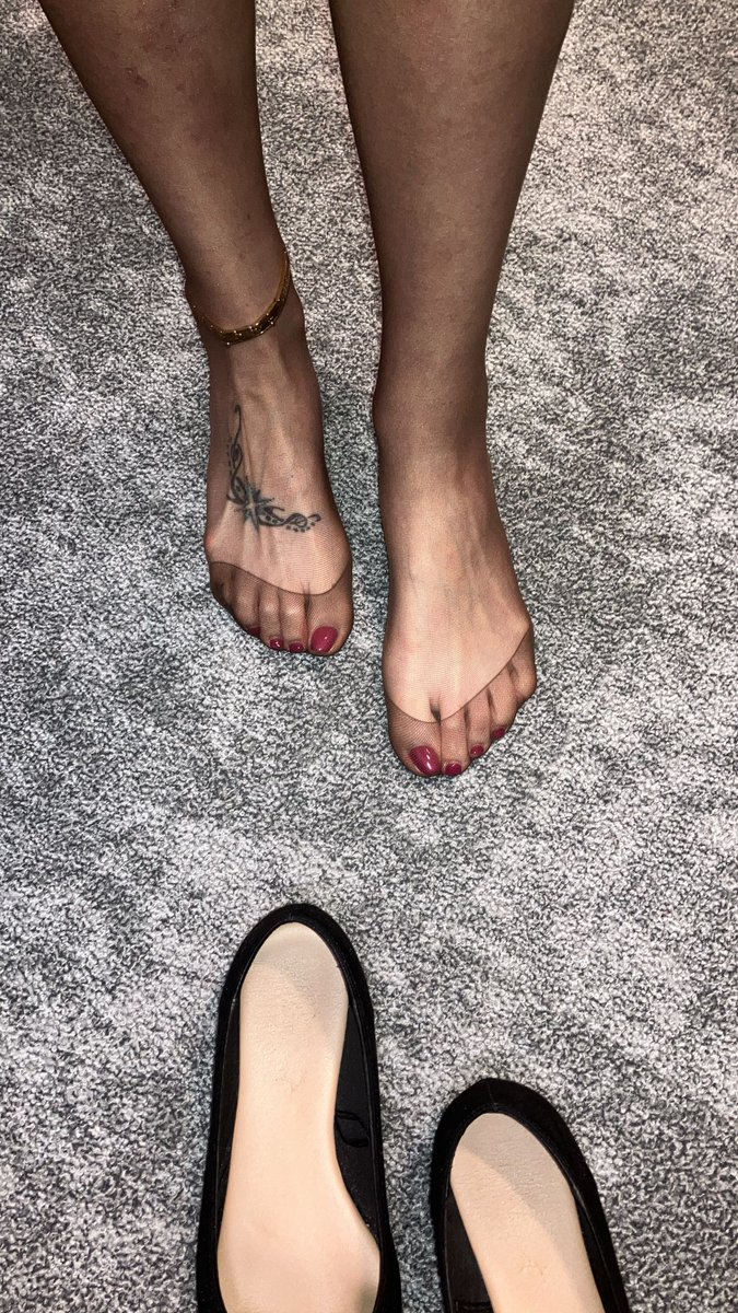 the_lady_nylons's tweet image. Monday is here again, good morning everyone today's mocha nylons and flats 💕💕

#nylonfeet
#workwear
#nylons