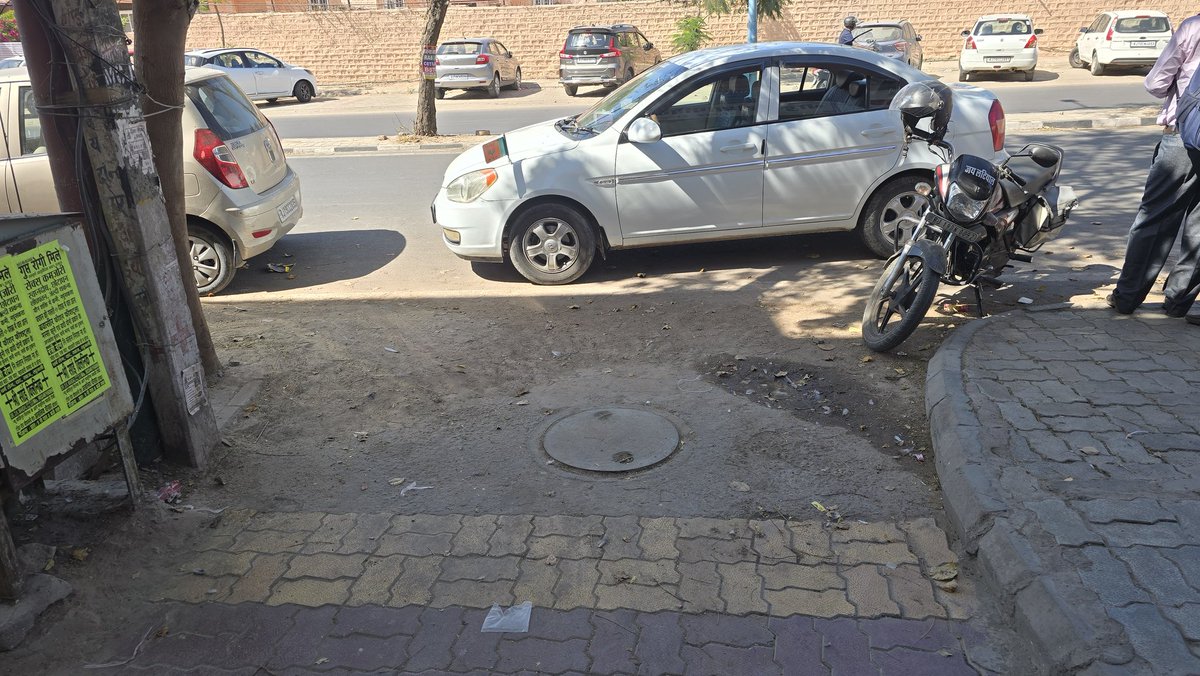 SPurohit1995's tweet photo. @JodhpurTrafficP hamare colony k raste pe ek gadi awaidh tareeke se park kri gyi hai jiss se bht samasya ho rahi hai. Kripya action lewe. Picture lagayi ja rahi hai https://t.co/IlybxPmAgB