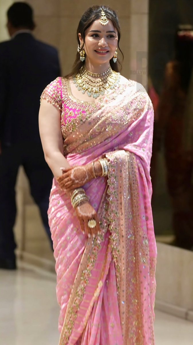 CaptAkhilAnand's tweet photo. #SaraTendulkar  She should be Bollywood Queen 🫅 https://t.co/qTMwONLVpE