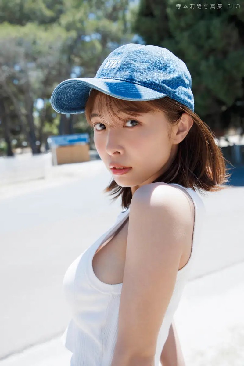 ZShjX28126's tweet photo. 寺本莉緒、4月1日発売2nd写真集から新規先行カットが公開

(1/2) https://t.co/oxFvW2Krnh