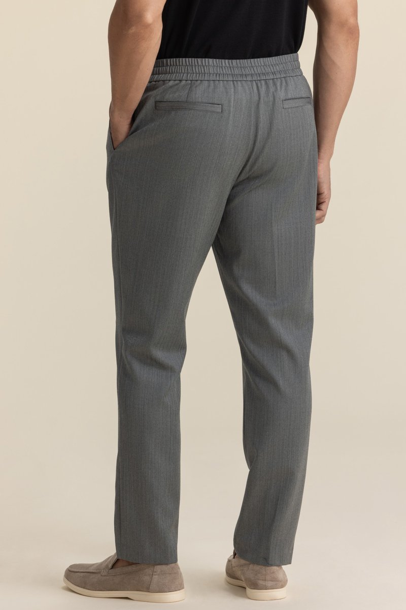 _primemenstudio's tweet photo. Tapered VBC 110s wool trousers with a refined herringbone weave, single pleat, and hook closure, finished with an elastic waistband and internal drawstring for easy comfort.
visit - https://t.co/EemVAzsIre https://t.co/jSBmrkW6D8