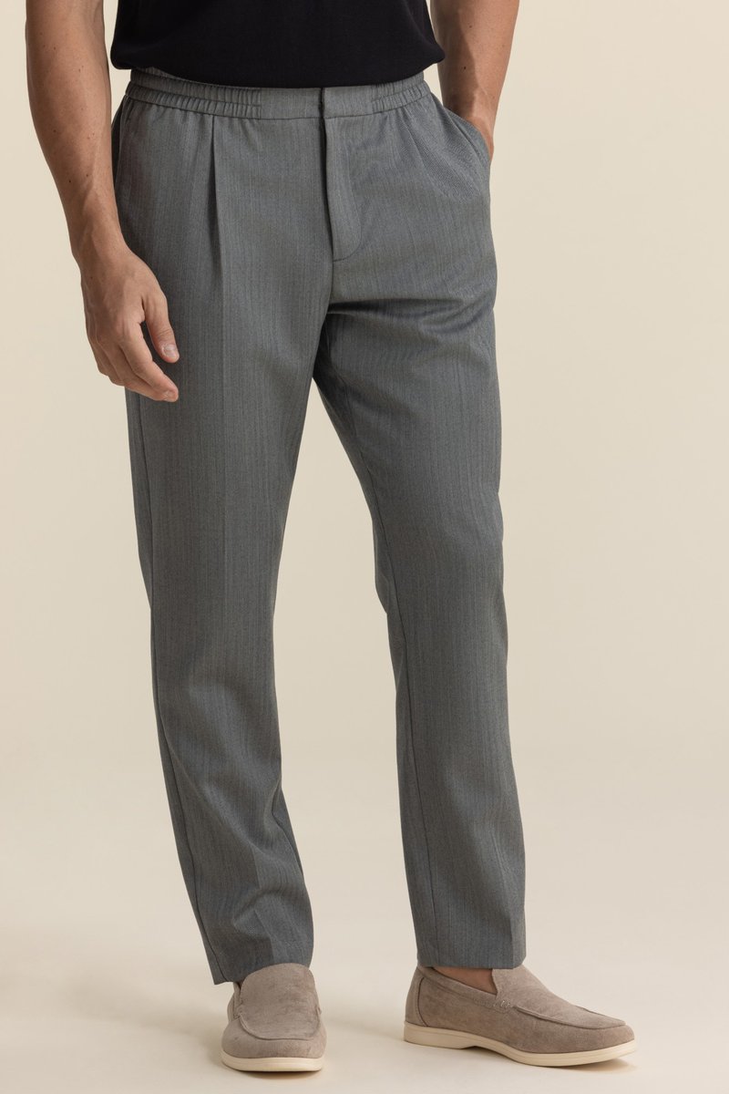 _primemenstudio's tweet photo. Tapered VBC 110s wool trousers with a refined herringbone weave, single pleat, and hook closure, finished with an elastic waistband and internal drawstring for easy comfort.
visit - https://t.co/EemVAzsIre https://t.co/jSBmrkW6D8