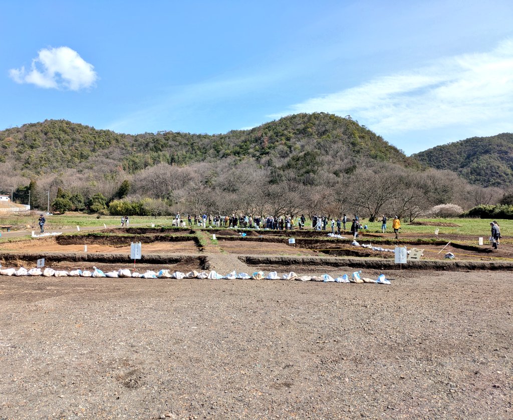 anko055's tweet photo. 岐阜県各務原市洞ひさご塚古墳発掘調査現地説明会　2026.3.7

墳長約30mの前方後円墳

前方部方向からパチリ📸

後円部方向からパチリ📸

横穴式石室入り口からパチリ📸
盗掘されたのと土地改良で
原型は留めてません

調査員さんの立ち位置のところくびれ部をパチリ📸 https://t.co/i69qX3nPSm