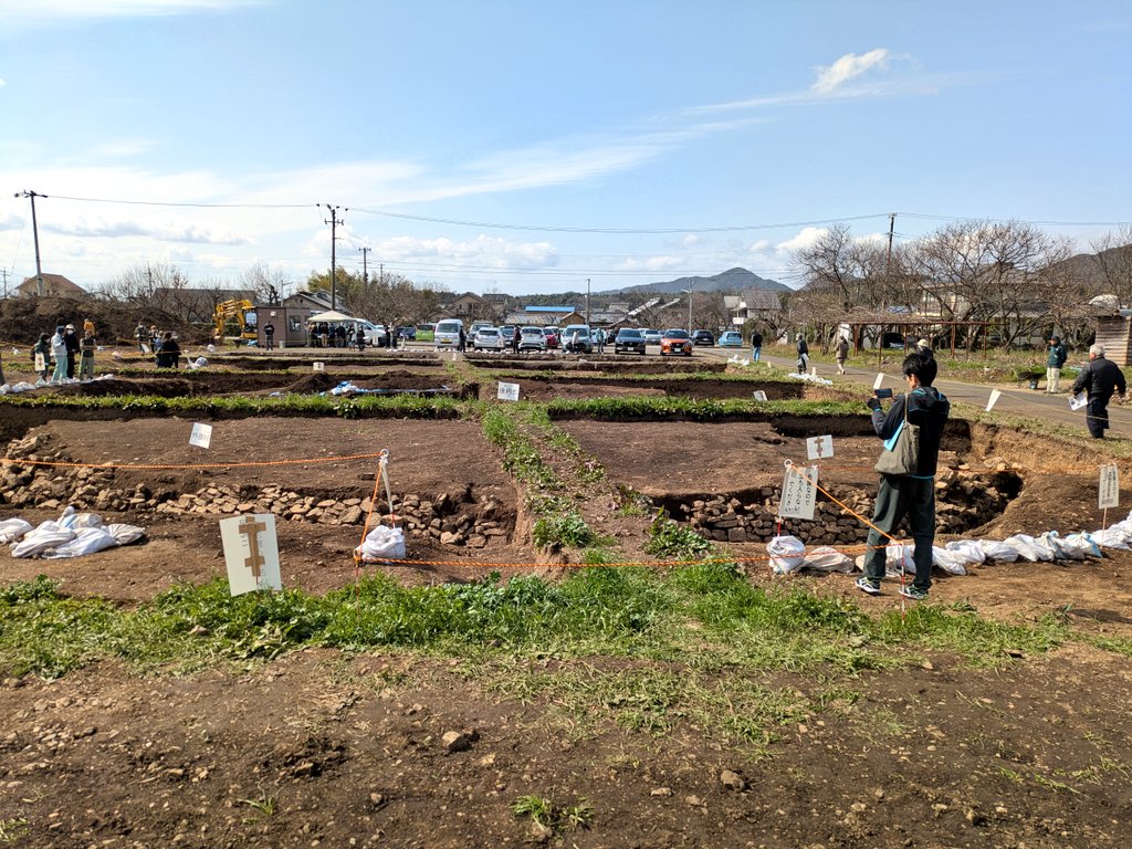 anko055's tweet photo. 岐阜県各務原市洞ひさご塚古墳発掘調査現地説明会　2026.3.7

墳長約30mの前方後円墳

前方部方向からパチリ📸

後円部方向からパチリ📸

横穴式石室入り口からパチリ📸
盗掘されたのと土地改良で
原型は留めてません

調査員さんの立ち位置のところくびれ部をパチリ📸 https://t.co/i69qX3nPSm