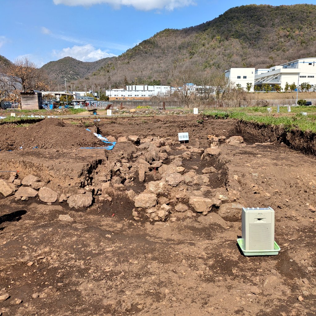 anko055's tweet photo. 岐阜県各務原市洞ひさご塚古墳発掘調査現地説明会　2026.3.7

墳長約30mの前方後円墳

前方部方向からパチリ📸

後円部方向からパチリ📸

横穴式石室入り口からパチリ📸
盗掘されたのと土地改良で
原型は留めてません

調査員さんの立ち位置のところくびれ部をパチリ📸 https://t.co/i69qX3nPSm