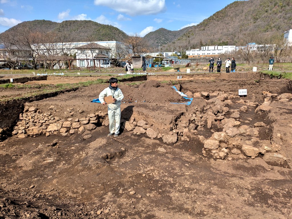 anko055's tweet photo. 岐阜県各務原市洞ひさご塚古墳発掘調査現地説明会　2026.3.7

墳長約30mの前方後円墳

前方部方向からパチリ📸

後円部方向からパチリ📸

横穴式石室入り口からパチリ📸
盗掘されたのと土地改良で
原型は留めてません

調査員さんの立ち位置のところくびれ部をパチリ📸 https://t.co/i69qX3nPSm