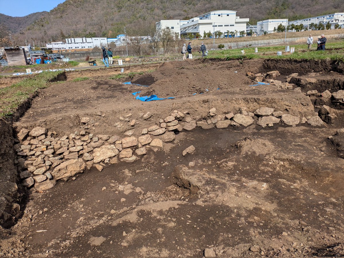 anko055's tweet photo. 墳丘に沿って外護列石と呼ばれる石積がこんなにキレイなまま眠ってたことに感動しました🥹

三枚目の真ん中へん、反対側のくびれになります https://t.co/TZwhvw5vfO