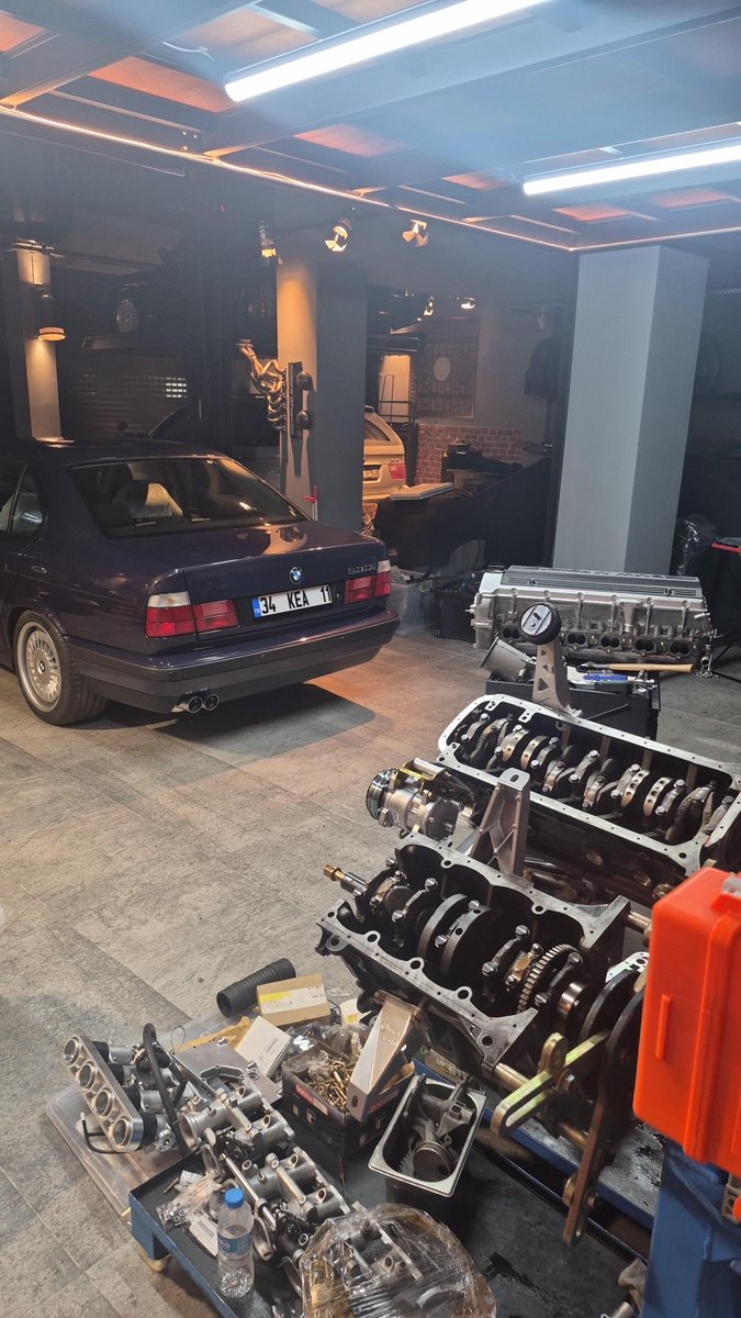 schmiedmannInt's tweet photo. Customer from Turkey ๐น๐ท building a BMW E34 with M54 + S54 ITBs and a carbon CSL airbox ๐ฅWhat do you think of this build?#BMW #E34 #BMWBuild #Schmiedmann https://t.co/CxV7l898kO
