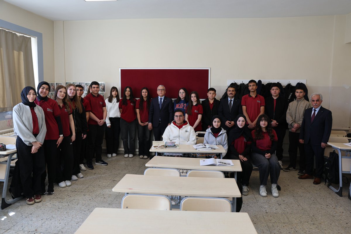 sivasvaliligi's tweet photo. Valimiz Sn. Yılmaz Şimşek, İl Milli Eğitim Müdürü Fatih Erdoğan ile birlikte İzzettin Keykavus Anadolu Lisesini ziyaret etti.🏫🧑‍🎓📕

Okulun genel durumu hakkında idarecilerden bilgi alan Valimiz Şimşek, sınıfları ziyaret ederek öğrencilerle sohbet etti.

Öğrencilere derslerinde başarılar dileyen Valimiz Şimşek, mesleki eğitim ve yabancı dil eğitiminin de önemine vurgu yaptı.

Öğretmenler odasında eğitimcilerle de bir araya gelen Valimiz Şimşek, tüm öğretmenlere emeklerinden dolayı teşekkür etti.