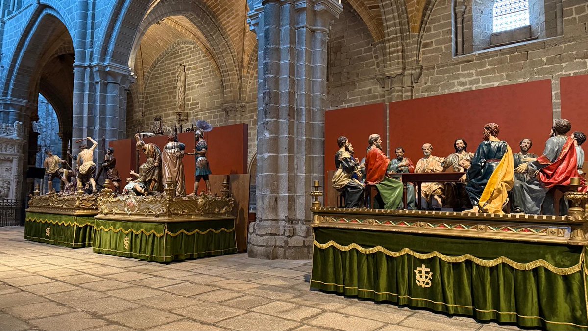 VeracruzAvila's tweet photo. 𝙇𝙤𝙨 𝙎𝙖𝙡𝙯𝙞𝙡𝙡𝙤𝙨 𝙚𝙣 𝙡𝙖 𝘾𝙖𝙩𝙚𝙙𝙧𝙖𝙡 

Hoy, 7 de marzo, los hermanos del Patronato y colaboradores han trasladado los Salzillos (“La Santa Cena”, “El Prendimiento” y “La Caída”) a la nave central de la Catedral de Ávila. https://t.co/cDxRVn3Fk4