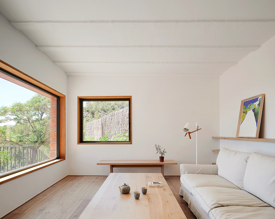 Interior_es's tweet image. The #renovation of this #house, carried out by Roman Izquierdo Bouldstridge, rethinks the relationship between #architecture and #landscape in order to integrate privileged views into the domestic experience.
-&amp;gt; Photographs: José Hevia
-&amp;gt; interioresminimalistas.com/2026/03/09/viv…
-&amp;gt; #Sitges