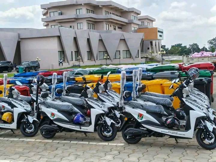 BOUAKÉ 🇨🇮🚮🗑️
Vers une ville plus propre !
10 motos électriques pour la police municipale et 315 poubelles distribuées pour renforcer la propreté.
Programme « Bouaké Nouveau » : une ville plus propre, sûre et dynamique 🌍💚
#BouakéNouveau #Propreté #CIV