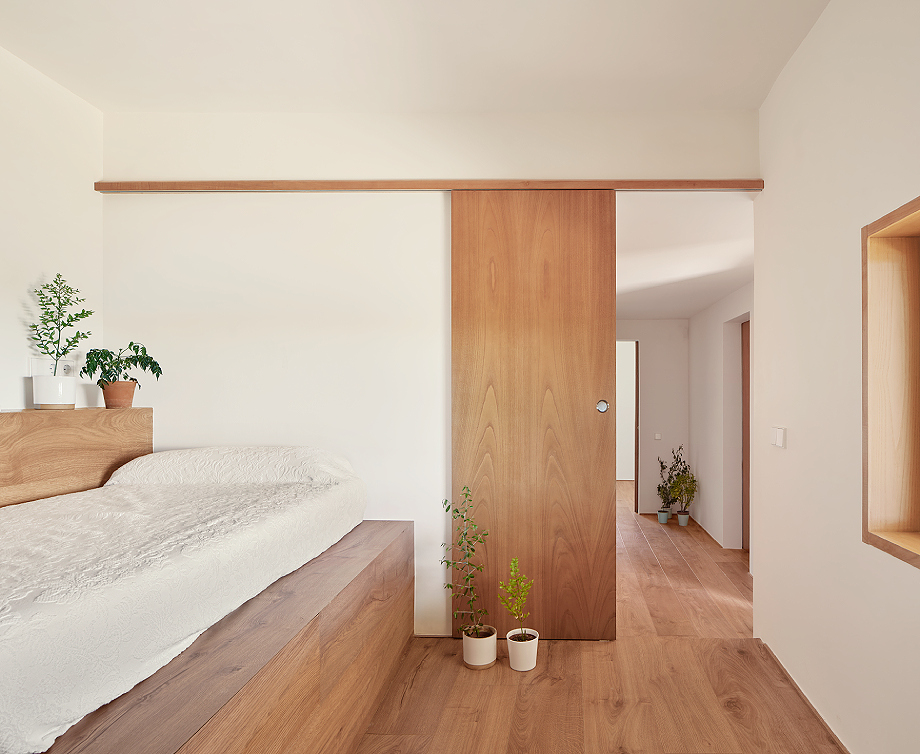 Interior_es's tweet image. The #renovation of this #house, carried out by Roman Izquierdo Bouldstridge, rethinks the relationship between #architecture and #landscape in order to integrate privileged views into the domestic experience.
-&amp;gt; Photographs: José Hevia
-&amp;gt; interioresminimalistas.com/2026/03/09/viv…
-&amp;gt; #Sitges